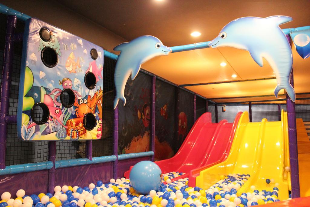 Chateau Beach Resort Кэньдин Экстерьер фото An indoor playground in Singapore